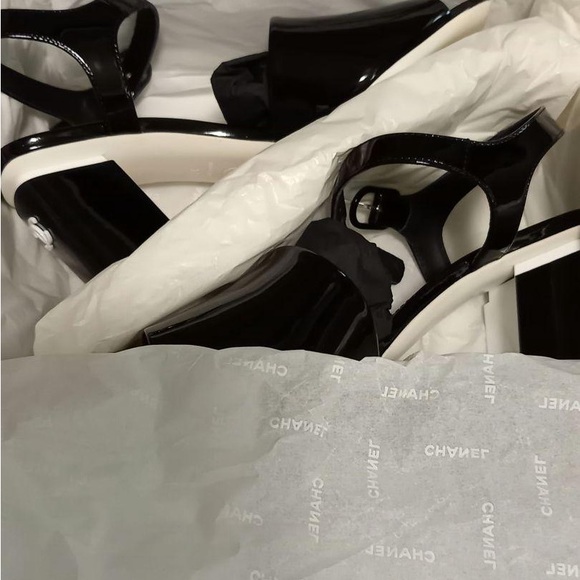 🖤🤍CHANEL CC logo patent leather block heel sandals sz 39.5 🖤🤍 - Picture 9 of 17